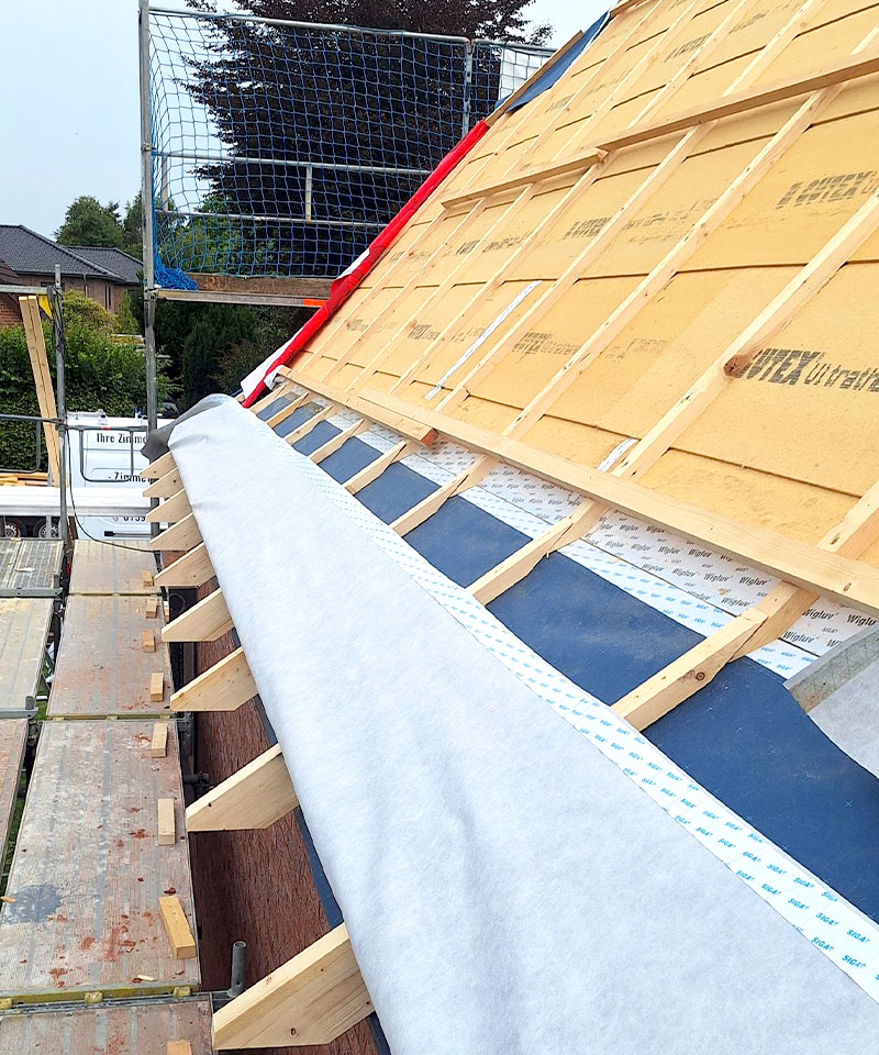 Dachdecker Bordesholm - unfertige Dachsanierung in Bordesholm
