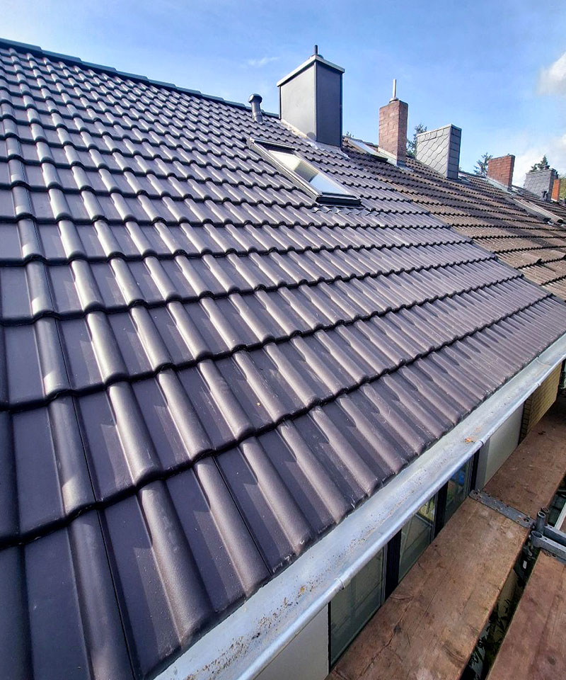 Dachdecker Bordesholm - fertig Energetische Dachsanierung mit anthraziten Dachziegel hochglänzend