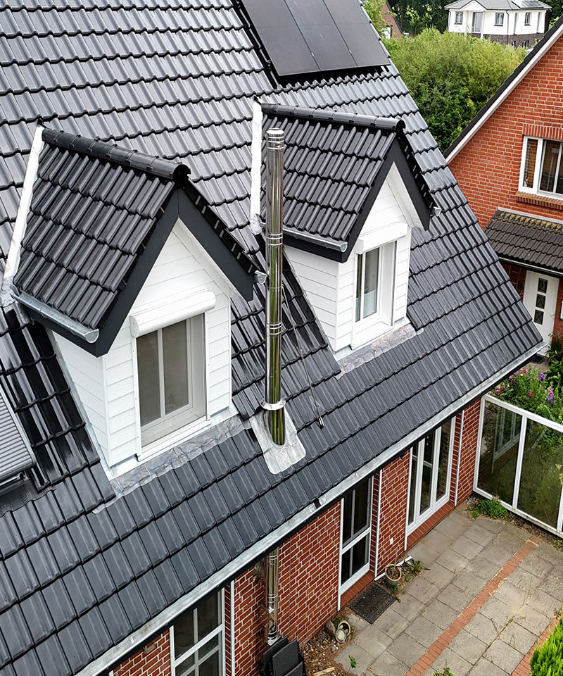 Dachdecker Kellinghusen - Energetische Dachsanierung mit anthraziten Dachziegel hochglänzend