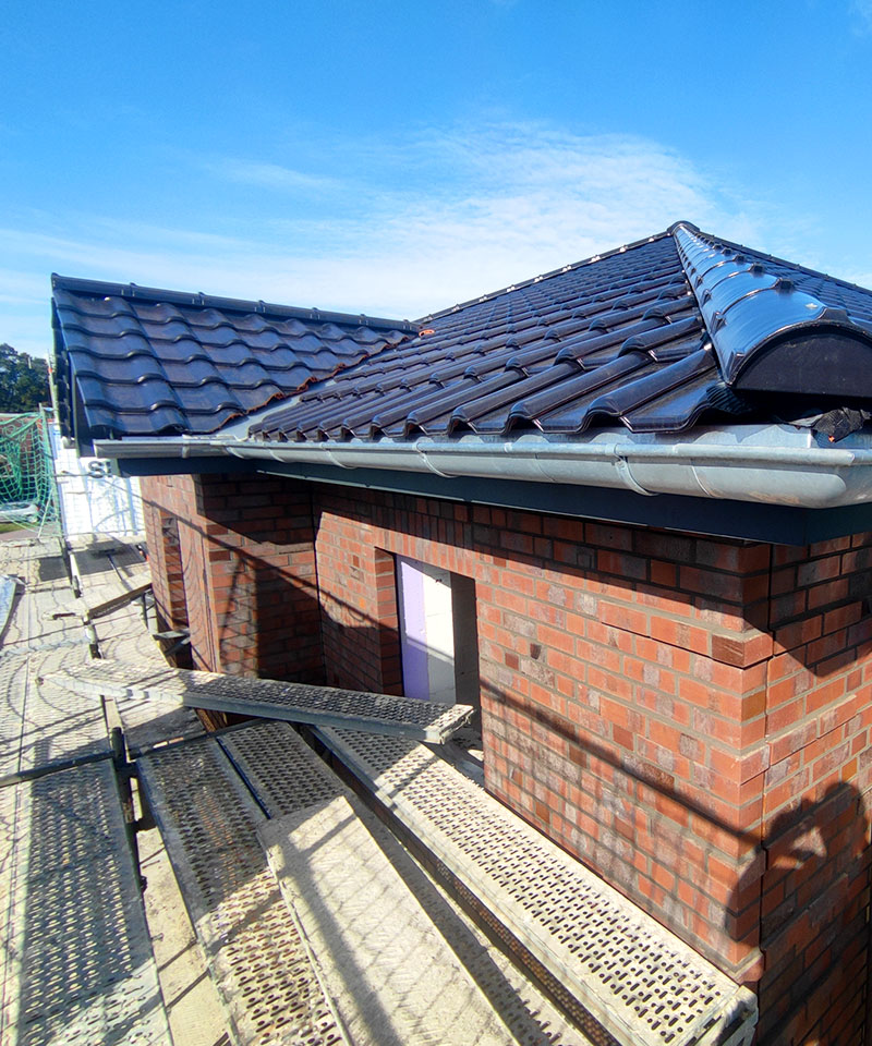 Frisch gedecktes Ziegeldach bei einer Dachsanierung in Norderstedt - hochwertige Dacharbeiten vom Dachdecker Norderstedt