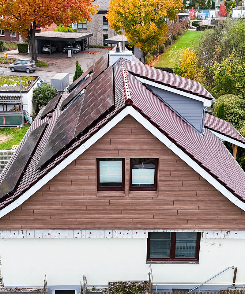 Zimmerei Itzehoe - fertige Dachsanierung mit roten Dachziegeln in Itzehoe