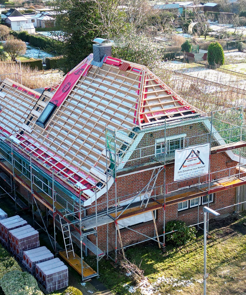 Zimmerei Kaltenkirchen - Ziegeldach mit Gerüst und neuer Unterkonstruktion
