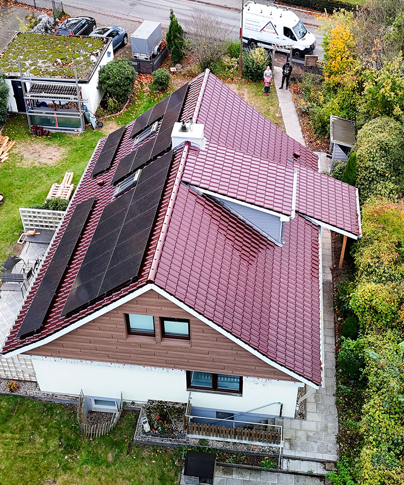 Zimmerei Kiel - Dachsanierung mit neuen Dachziegeln und Solarmodulen in Kiel