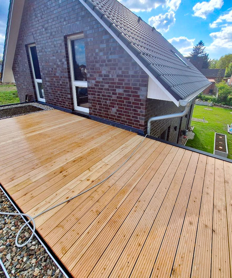 Zimmerei Rendsburg - Holzterasse auf Flachdach mit moderner Dacheindeckung in Rendsburg.