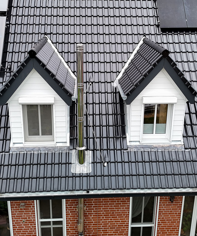 Zimmerei Rendsburg - Fertige Dachsanierung mit anthraziten Dachziegel hochglänzend.