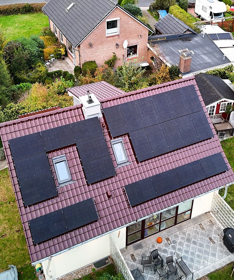 Zimmerei Rendsburg - Photovoltaikanlage auf Schrägdach mit roten Dachziegeln.