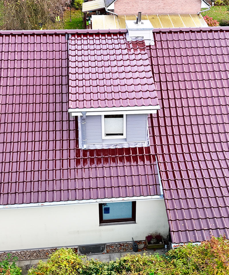 Dachdecker Plön - fertige Dachsanierung mit roten Dachziegeln in Plön