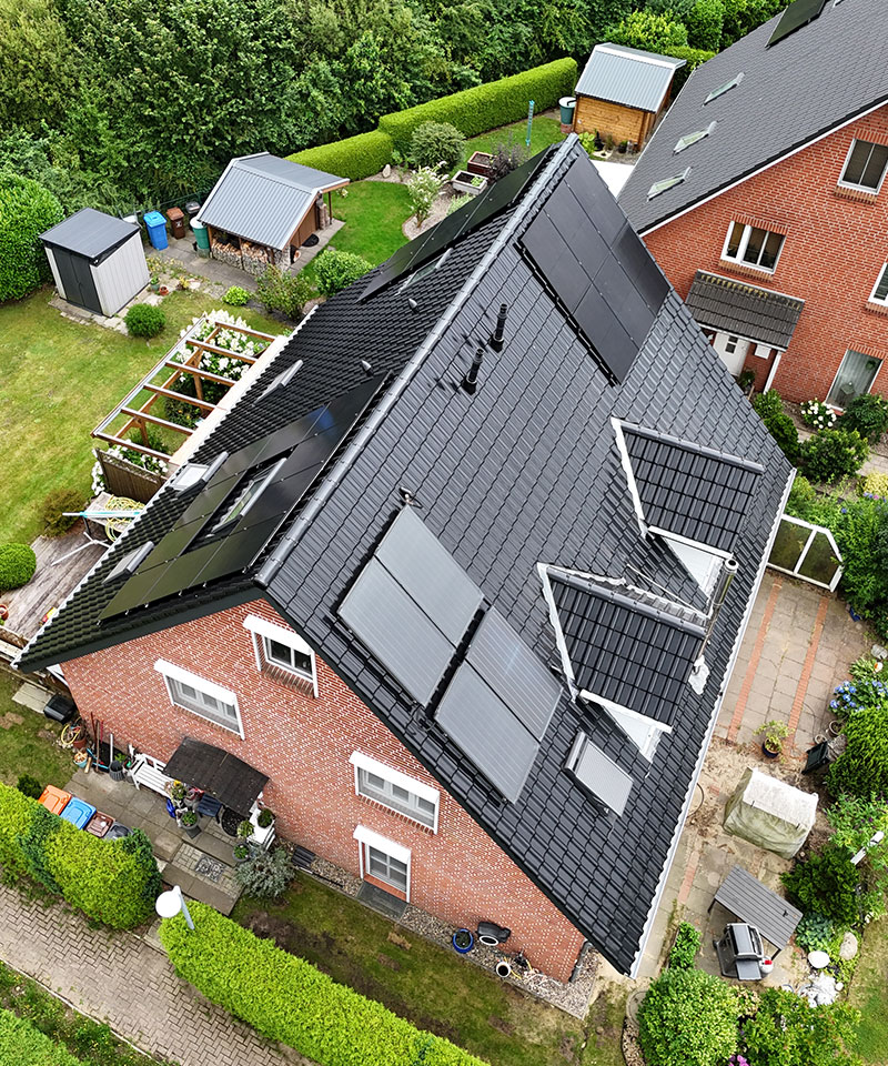 Dachdecker Plön - Energetische Dachsanierung mit Photovoltaikanlage aus der Vogelperspektive