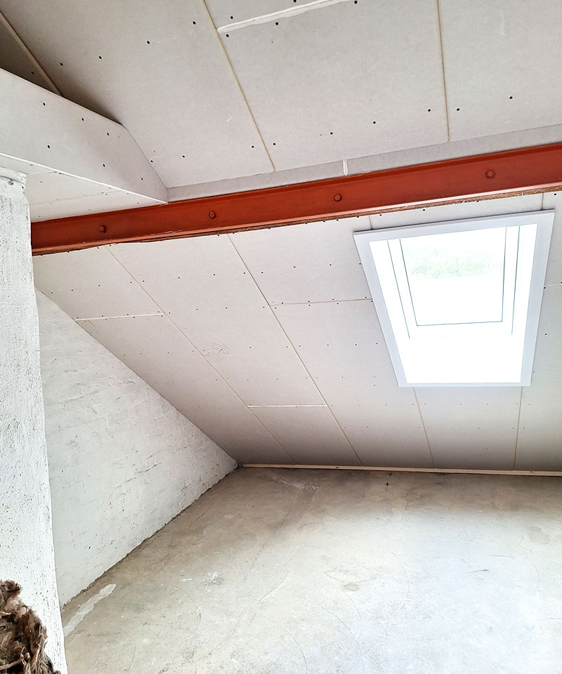 Dachdecker Plön - Dachausbau mit neuem Dachfenster in Plön