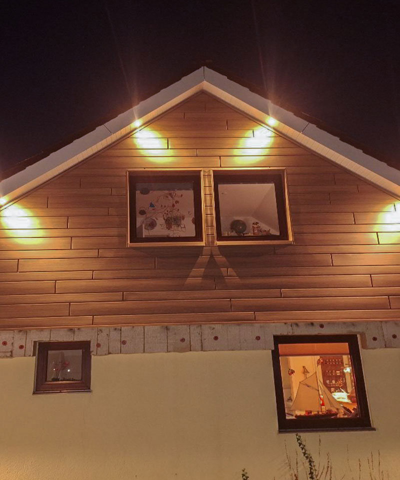 Zimmerei Bad Segeberg - Sanierte Hausfassade und LED-Beleuchtung bei Nacht - Dachsanierung Durch Zimmerei Bad Segeberg