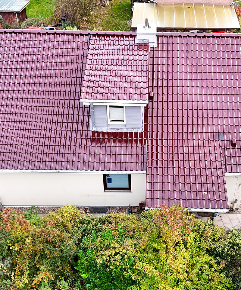 Zimmerei Henstedt-Ulzburg - neu gedecktes Ziegeldach mit Dachgaube und energetisch modernisierter Dacheindeckung, ausgeführt durch Zimmerei Henstedt-Ulzburg