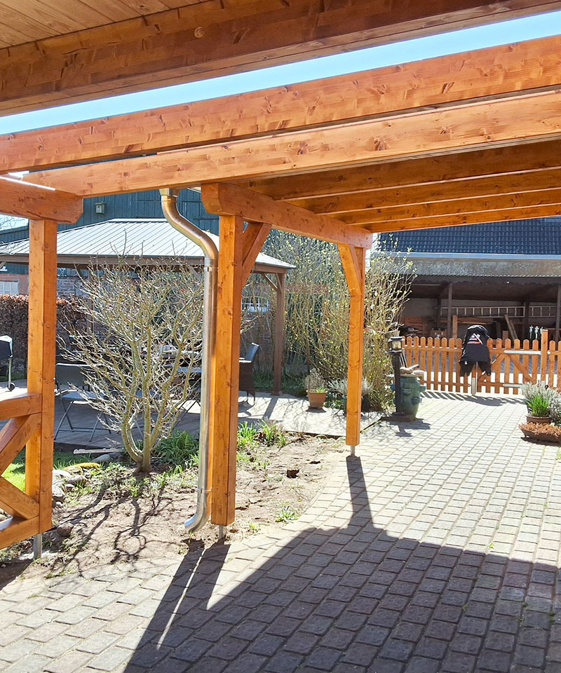 Zimmerei Norderstedt - moderner Carport mit Holzkonstruktion und Dach