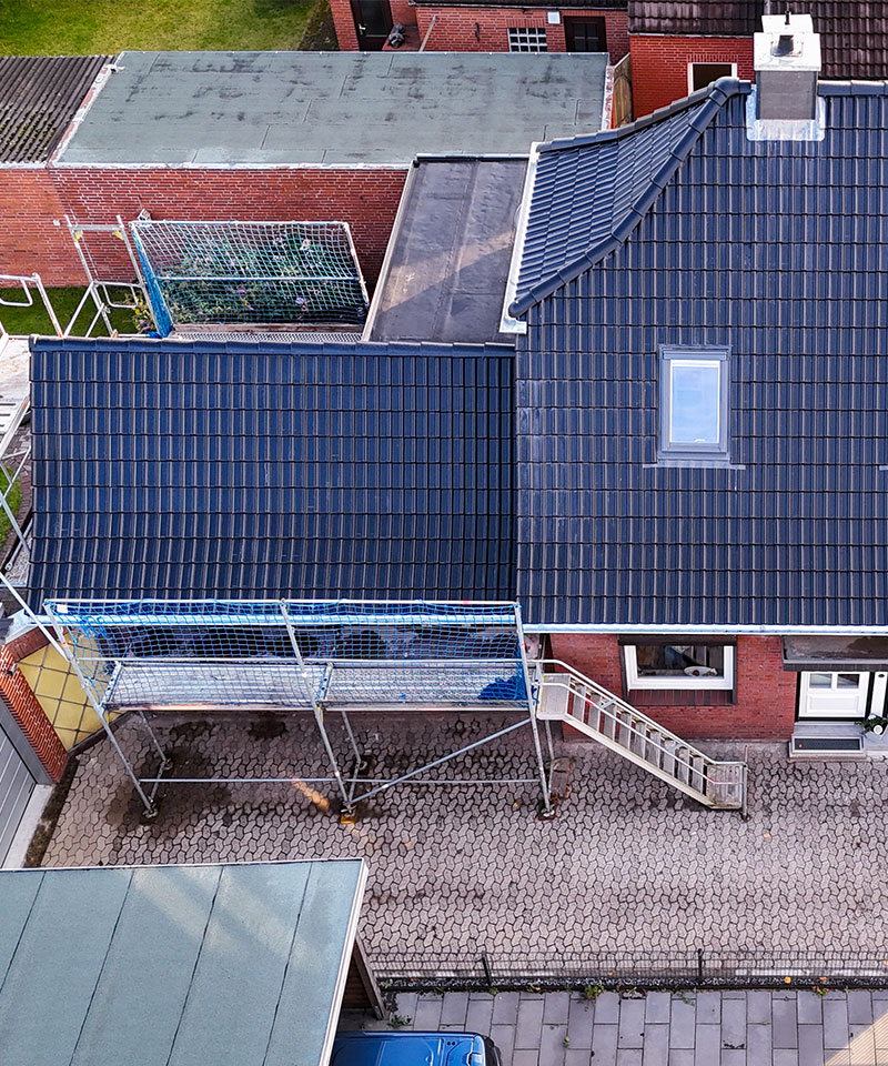Zimmerei Plön - Energetische Dachsanierung mit anthraziten Dachziegel in Plön