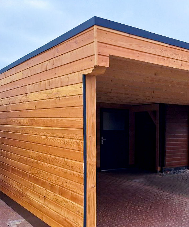 Zimmerei Plön - fertiger Carport mit Abstellraum in Plön