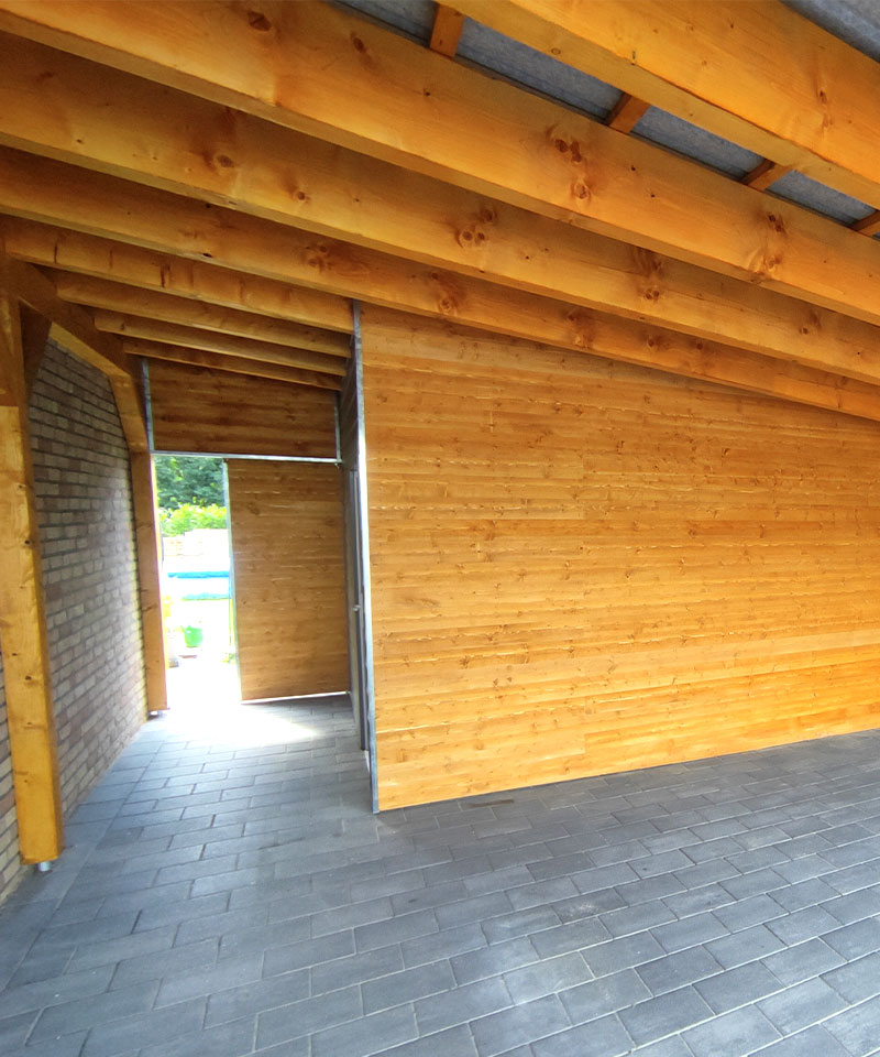 Zimmerei Plön - Traditioneller Holzbau Schuppen mit Carport in Plön