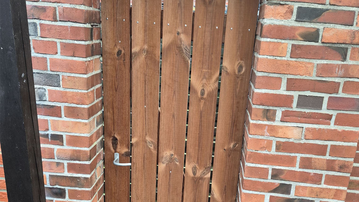 Holztür an einem Gebäude - Referenz