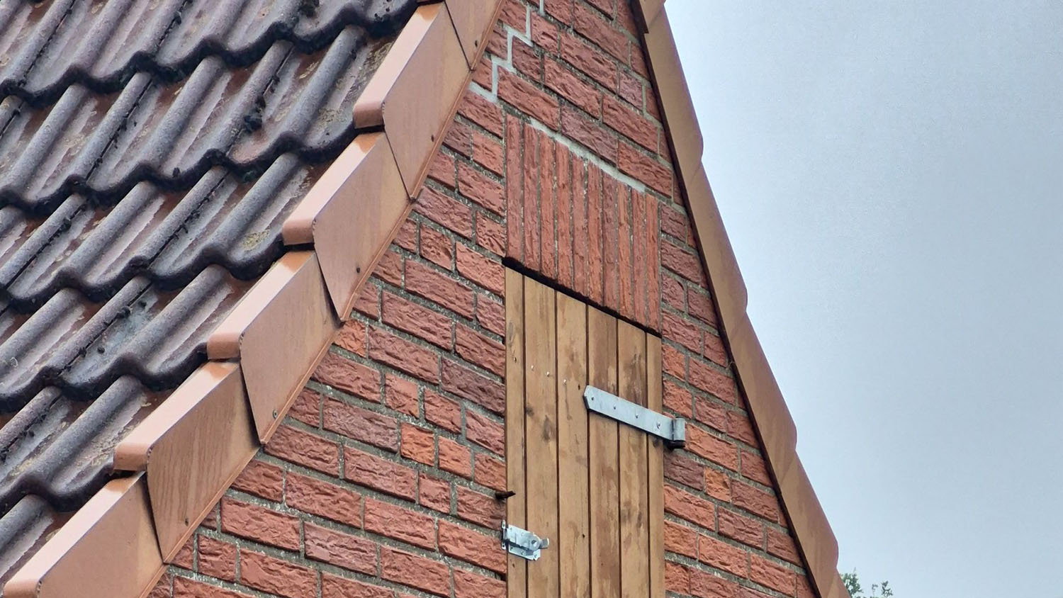 Ziegelfassade mit Dachabschluss - Referenz
